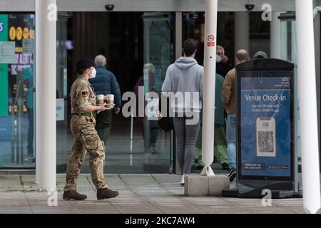 Un personnel militaire transporte un café à emporter à l'extérieur de l'hôpital NHS Nightingale au centre d'exposition Excel, qui rouvre aujourd'hui en tant que centre de vaccination de masse le 11 janvier 2021 à Londres, en Angleterre. Les hôpitaux de tout le pays sont confrontés à l'augmentation rapide des cas Covid-19, fournissant des soins à plus de 30 000 000 personnes, Ce qui représente environ 50% de plus qu'au pic du virus au printemps, avec la crainte que les hôpitaux de Londres puissent être dépassés en deux semaines à moins que le taux actuel d'infection ne diminue. (Photo de Wiktor Szymanowicz/NurPhoto) Banque D'Images