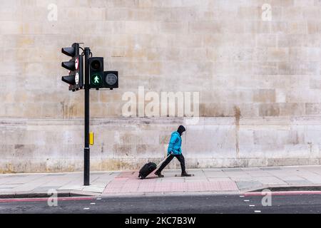 Un homme sous masque facial protecteur est vu marcher près de la gare routière London Victoria fermée alors que National Express a décidé d'annuler toutes les lignes d'autocar laissant les Britanniques sans moyens de voyage essentiels, le gouvernement britannique ayant introduit des restrictions strictes sur les coronavirus plus tôt ce mois-ci en raison de l'augmentation marquée du nombre de Covid-19 Cas au Royaume-Uni - Londres, Angleterre sur 11 janvier 2021. (Photo par Dominika Zarzycka/NurPhoto) Banque D'Images