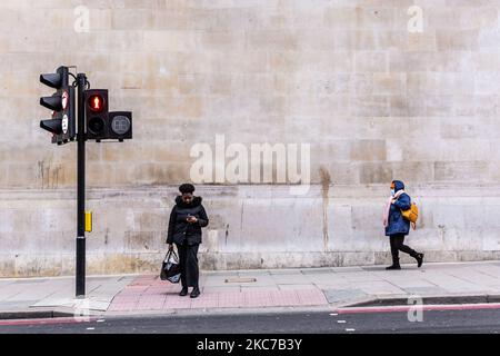 Des passants dans des masques protecteurs sont vus marcher près de la gare routière Victoria de Londres fermée alors que National Express a décidé d'annuler toutes les lignes de bus laissant les Britanniques sans moyens de voyage essentiels, le gouvernement britannique ayant introduit des restrictions strictes sur les coronavirus plus tôt ce mois-ci en raison de l'augmentation marquée du nombre de cas Covid-19 Au Royaume-Uni - Londres, Angleterre sur 11 janvier 2021. (Photo par Dominika Zarzycka/NurPhoto) Banque D'Images