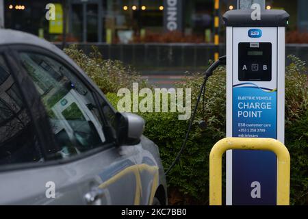 Point de charge ESB, station de charge de véhicule électrique à Dublin pendant le verrouillage Covid-19 de niveau 5. L'Irlande a le taux d'infection de Covid-19 le plus élevé au monde après que plus de 45 700 cas ont été enregistrés dans l'État la semaine dernière. Ce soir, le ministère de la Santé a signalé 4 929 nouveaux cas de Covid-19 et 8 décès pour la République d'Irlande. Un nombre record de 1 582 patients Covid-19 étaient à l'hôpital. Le nombre de personnes en soins intensifs est en hausse de 21 à 146. Le lundi 11 janvier 2021, à Dublin, Irlande. (Photo par Artur Widak/NurPhoto) Banque D'Images