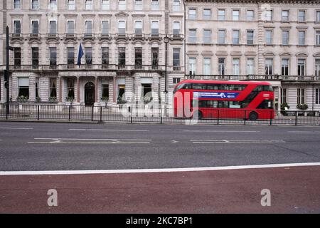 Un bus longe un Piccadilly presque déserté à Londres, en Angleterre, sur 12 janvier 2021. L'Angleterre a commencé aujourd'hui la deuxième semaine complète de son troisième confinement du coronavirus national, imposé par le Premier ministre britannique Boris Johnson suite aux avertissements des autorités sanitaires selon lesquels le National Health Service (NHS) pourrait bientôt être submergé par les patients atteints de covid-19. (Photo de David Cliff/NurPhoto) Banque D'Images