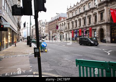 Un taxi vous conduira le long d'une Piccadilly quasi déserte à Londres, en Angleterre, sur 12 janvier 2021. L'Angleterre a commencé aujourd'hui la deuxième semaine complète de son troisième confinement du coronavirus national, imposé par le Premier ministre britannique Boris Johnson suite aux avertissements des autorités sanitaires selon lesquels le National Health Service (NHS) pourrait bientôt être submergé par les patients atteints de covid-19. (Photo de David Cliff/NurPhoto) Banque D'Images