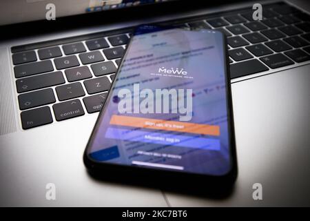 L'application de réseau social MeWe est vue sur un iPhone d'Apple dans cette photo d'illustration à Varsovie, Pologne sur 12 janvier 2021. L'application MeWe de mise en réseau social avec modération et alt-TECH devient rapidement l'alternative idéale pour l'application Parler désormais interdite. Parler était une alternative à Twitter pour la « liberté d'expression » pour de nombreux partisans de Trump et d'autres conservateurs jusqu'à ce qu'il soit retiré des boutiques d'applications après la tempête de Capitol Hill sur 6 janvier. MeWe est entré dans la liste des dix meilleurs de l'Apple App Store après avoir été téléchargé plus d'un million de fois en 72 heures. (Photo illustration par Jaap Arri Banque D'Images