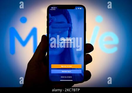L'application de réseau social MeWe est vue sur un iPhone d'Apple dans cette photo d'illustration à Varsovie, Pologne sur 12 janvier 2021. L'application MeWe de mise en réseau social avec modération et alt-TECH devient rapidement l'alternative idéale pour l'application Parler désormais interdite. Parler était une alternative à Twitter pour la « liberté d'expression » pour de nombreux partisans de Trump et d'autres conservateurs jusqu'à ce qu'il soit retiré des boutiques d'applications après la tempête de Capitol Hill sur 6 janvier. MeWe est entré dans la liste des dix meilleurs de l'Apple App Store après avoir été téléchargé plus d'un million de fois en 72 heures. (Photo illustration par Jaap Arri Banque D'Images