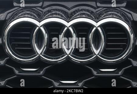 Un logo AUDI visible sur une voiture garée dans le centre de Dublin. Mardi, 11 janvier 2021, à Dublin, Irlande. (Photo par Artur Widak/NurPhoto) Banque D'Images