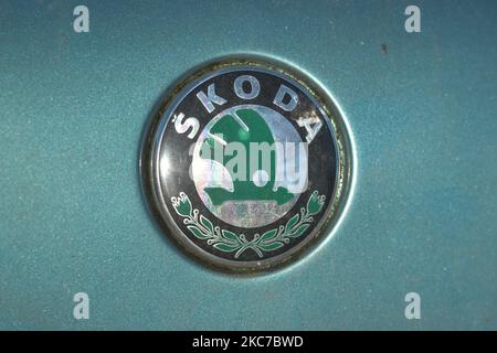 Un logo Skoda visible sur une voiture garée dans le centre-ville de Dublin. Mardi, 11 janvier 2021, à Dublin, Irlande. (Photo par Artur Widak/NurPhoto) Banque D'Images