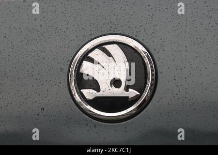 Un logo Skoda visible sur une voiture garée dans le centre-ville de Dublin. Mardi, 11 janvier 2021, à Dublin, Irlande. (Photo par Artur Widak/NurPhoto) Banque D'Images