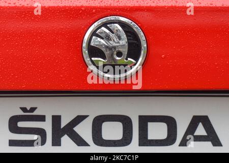Un logo Skoda visible sur une voiture garée dans le centre-ville de Dublin. Mardi, 11 janvier 2021, à Dublin, Irlande. (Photo par Artur Widak/NurPhoto) Banque D'Images