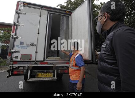 Les travailleurs préparent le déchargement des vaccins Sinovac Biotech Ltd. Pour le coronavirus COVID-19 d'un camion à un entrepôt frigorifique de vaccins à Bogor, Java Ouest, Indonésie, on 12 janvier 2021. (Photo par Adriana Adie/NurPhoto) Banque D'Images