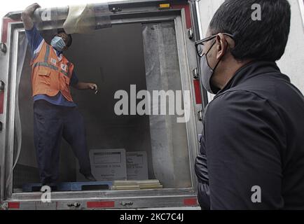 Les travailleurs préparent le déchargement des vaccins Sinovac Biotech Ltd. Pour le coronavirus COVID-19 d'un camion à un entrepôt frigorifique de vaccins à Bogor, Java Ouest, Indonésie, on 12 janvier 2021. Le président Joko Widodo doit se faire vacciner contre le coronavirus mercredi, à 13 janvier (photo par Adriana Adie/NurPhoto) Banque D'Images