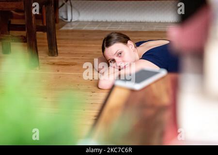 Gabi, âgée de 14 ans, assiste à son cours de ballet en ligne par son instructeur de l'école centrale de ballet de Londres, en Angleterre, sur 11 janvier 2021. Le groupe de Gabi se réunit chaque semaine pour former le ballet. L'école offre des cours en ligne depuis le début de la pandémie du coronavirus. Plus tôt en janvier, des restrictions de niveau 4 ont été introduites et toutes les écoles en Angleterre ont été fermées en raison de la forte augmentation des cas Covid-19. (Photo par Dominika Zarzycka/NurPhoto) Banque D'Images