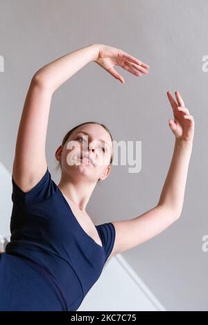 Gabi, âgée de 14 ans, assiste à son cours de ballet en ligne par son instructeur de l'école centrale de ballet de Londres, en Angleterre, sur 11 janvier 2021. Le groupe de Gabi se réunit chaque semaine pour former le ballet. L'école offre des cours en ligne depuis le début de la pandémie du coronavirus. Plus tôt en janvier, des restrictions de niveau 4 ont été introduites et toutes les écoles en Angleterre ont été fermées en raison de la forte augmentation des cas Covid-19. (Photo par Dominika Zarzycka/NurPhoto) Banque D'Images