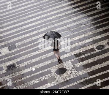 Les piétons marchent par jour pluvieux dans les rues de São Paulo, au Brésil, sur 12 janvier 2021. (Photo de Cris Faga/NurPhoto) Banque D'Images