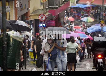 Les piétons marchent par jour pluvieux dans les rues de São Paulo, au Brésil, sur 12 janvier 2021. (Photo de Cris Faga/NurPhoto) Banque D'Images