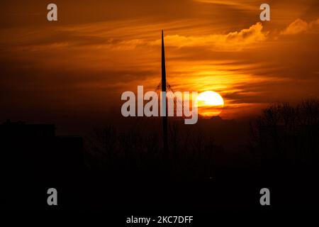 La vie quotidienne tôt le matin aux pays-Bas. Lever du soleil d'hiver dans la région du Brabant Nord avec le soleil orange vif pendant l'heure magique formant un ciel coloré avec quelques nuages et silhouettes d'arbres, de bâtiments, de personnes ou d'oiseaux devant lui. Les températures inférieures à zéro pendant la nuit forment un peu de gel pendant le temps de gel. Meerhoven - Eindhoven on 13 janvier 2020 (photo de Nicolas Economou/NurPhoto) Banque D'Images