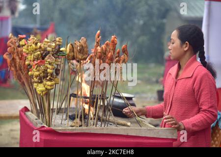 La cuisine traditionnelle assamise est en cours de préparation à la vente à l'occasion de la fête du Magh Bihu dans le district de Nagaon d'Assam, en Inde, le 14,2021 janvier. Magh Bihu est le festival des récoltes de l'État d'Assam, dans le nord-est du pays, et il est observé au cours du mois de Magh, qui coïncide avec janvier (photo d'Anuwar Hazarika/NurPhoto) Banque D'Images