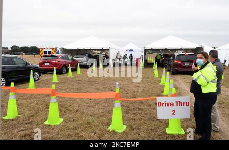 Les personnes en voiture se font la queue pour recevoir le vaccin Moderna COVID-19 des travailleurs de la santé sur un site de drive récemment ouvert à 13 janvier 2021, dans les villages, en Floride. Le site peut accueillir des voiturettes de golf et fournira jusqu'à 800 vaccins par jour aux personnes de 65 ans et plus, ainsi qu'aux travailleurs de la santé de première ligne. (Photo de Paul Hennessy/NurPhoto) Banque D'Images