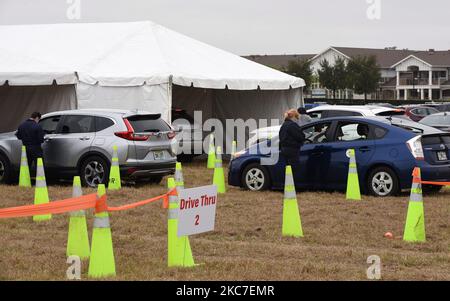 Les personnes en voiture se font la queue pour recevoir le vaccin Moderna COVID-19 des travailleurs de la santé sur un site de drive récemment ouvert à 13 janvier 2021, dans les villages, en Floride. Le site peut accueillir des voiturettes de golf et fournira jusqu'à 800 vaccins par jour aux personnes de 65 ans et plus, ainsi qu'aux travailleurs de la santé de première ligne. (Photo de Paul Hennessy/NurPhoto) Banque D'Images