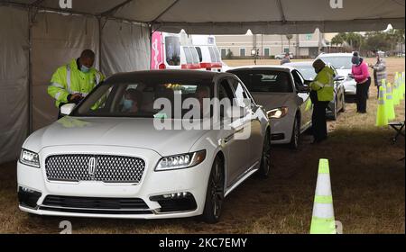 Les personnes en voiture se font la queue pour recevoir le vaccin Moderna COVID-19 des travailleurs de la santé sur un site de drive récemment ouvert à 13 janvier 2021, dans les villages, en Floride. Le site peut accueillir des voiturettes de golf et fournira jusqu'à 800 vaccins par jour aux personnes de 65 ans et plus, ainsi qu'aux travailleurs de la santé de première ligne. (Photo de Paul Hennessy/NurPhoto) Banque D'Images
