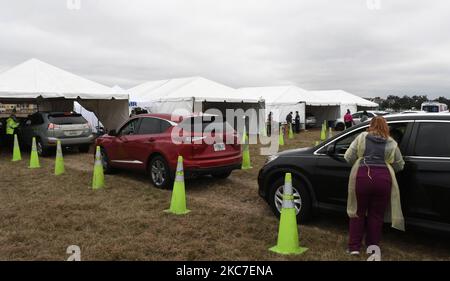 Les travailleurs de la santé accueillent les gens en voiture lorsqu'ils arrivent pour recevoir le vaccin Moderna COVID-19 sur un site de passage des véhicules récemment ouvert à 13 janvier 2021, dans les villages de Floride. Le site peut accueillir des voiturettes de golf et fournira jusqu'à 800 vaccins par jour aux personnes de 65 ans et plus, ainsi qu'aux travailleurs de la santé de première ligne. (Photo de Paul Hennessy/NurPhoto) Banque D'Images