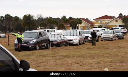 Les personnes en voiture arrivent pour recevoir le vaccin Moderna COVID-19 des travailleurs de la santé sur un site de drive récemment ouvert à 13 janvier 2021, dans les villages, en Floride. Le site peut accueillir des voiturettes de golf et fournira jusqu'à 800 vaccins par jour aux personnes de 65 ans et plus, ainsi qu'aux travailleurs de la santé de première ligne. (Photo de Paul Hennessy/NurPhoto) Banque D'Images