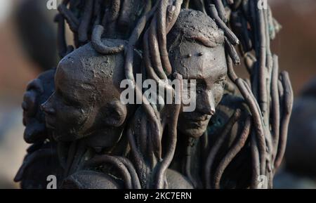 La sculpture « les Burghers de Brodno » est vue dans le Parc de sculptures de Brodno à Varsovie, en Pologne, le 04 novembre 2022. Le Brodno Sculpture Park est un Lon Banque D'Images