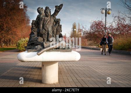 La sculpture « les Burghers de Brodno » est vue dans le Parc de sculptures de Brodno à Varsovie, en Pologne, le 04 novembre 2022. Le Brodno Sculpture Park est un Lon Banque D'Images