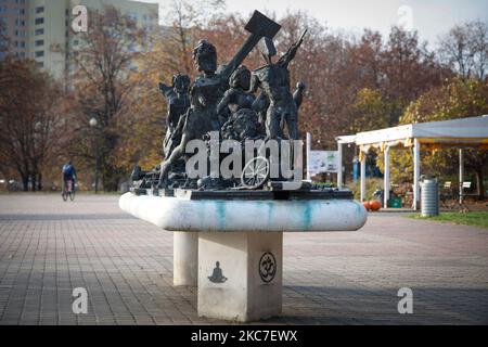 La sculpture « les Burghers de Brodno » est vue dans le Parc de sculptures de Brodno à Varsovie, en Pologne, le 04 novembre 2022. Le Brodno Sculpture Park est un Lon Banque D'Images