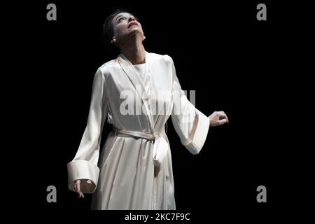 La soprano Maria Rey-Joly se produit sur scène lors de la "viva" Theatre Play, basée sur la vie de Maria Callas, au canal Teatros del 14 janvier 2021 à Madrid, en Espagne. (Photo par Oscar Gonzalez/NurPhoto) Banque D'Images