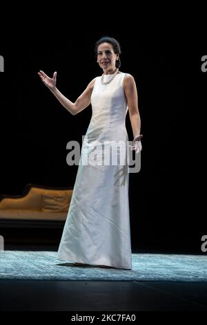 La soprano Maria Rey-Joly se produit sur scène lors de la "viva" Theatre Play, basée sur la vie de Maria Callas, au canal Teatros del 14 janvier 2021 à Madrid, en Espagne. (Photo par Oscar Gonzalez/NurPhoto) Banque D'Images