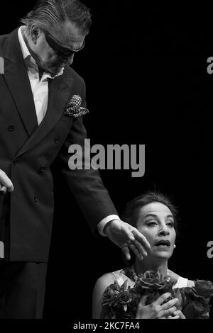 La soprano Maria Rey-Joly et le ténor Antonio Comas se jouent sur scène pendant la 'viva' Theatre Play, basée sur la vie de Maria Callas, au canal Teatros del 14 janvier 2021 à Madrid, en Espagne. (Photo par Oscar Gonzalez/NurPhoto) Banque D'Images