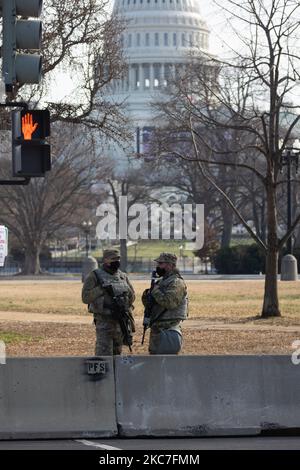 Les membres de la Garde nationale se réunissent au Capitole un jour après que la Chambre des représentants ait destitué le président Trump pour avoir incité à une insurrection contre le gouvernement. Washington, D.C 14 janvier 2021. (Photo par Aurora Samperio/NurPhoto) Banque D'Images