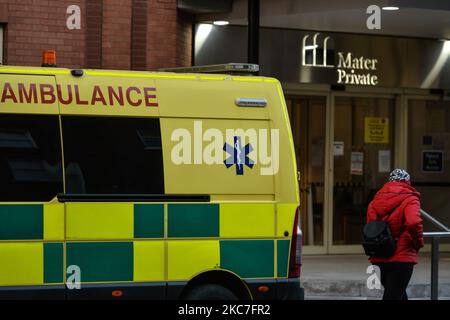 Une ambulance vue près de l'hôpital privé Mater à Dublin, pendant le troisième confinement national de l'Irlande. Le ministère de la Santé a signalé ce soir 3 955 nouveaux cas de Covid-19 pour la République d'Irlande et 28 décès. 1 789 patients Covid-19 étaient dans des hôpitaux partout au pays, dont 169 en soins intensifs. Le jeudi 14 janvier 2021, à Dublin, Irlande. (Photo par Artur Widak/NurPhoto) Banque D'Images