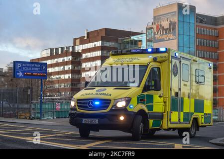 Ambulance vue près du département A et E de l'hôpital universitaire Mater Misericordiae de Dublin, lors du troisième confinement national de l'Irlande. Le ministère de la Santé a signalé ce soir 3 955 nouveaux cas de Covid-19 pour la République d'Irlande et 28 décès. 1 789 patients Covid-19 étaient dans des hôpitaux partout au pays, dont 169 en soins intensifs. Le jeudi 14 janvier 2021, à Dublin, Irlande. (Photo par Artur Widak/NurPhoto) Banque D'Images