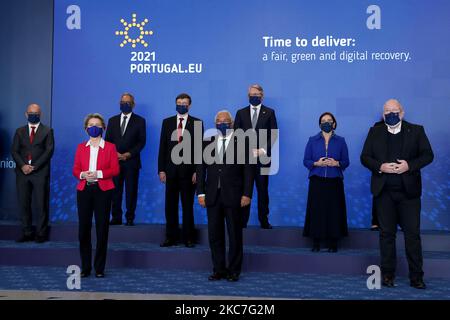 Ursula Von Der Leyen, présidente de la Commission européenne (première rangée L), Antonio Costa, Premier ministre portugais (première rangée C), Frans Timmermans, vice-président exécutif de la commission européenne (première rangée R), Posez pour une photo de famille avec des membres de la Commission européenne et du gouvernement portugais lors d'une visite du Collège européen des commissaires pour une série de réunions sous la présidence portugaise du Conseil de l'UE, au Centro Cultural de Belem, à Lisbonne, Portugal, sur 15 janvier 2021. (Photo par Pedro Fiúza/NurPhoto) Banque D'Images