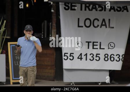 Une personne à l'extérieur d'un établissement de location dans la zone exclusive de ??Polanco, Mexico, pendant la lumière rouge épidémiologique et l'urgence sanitaire due à COVID-19 dans la capitale. (Photo de Gerardo Vieyra/NurPhoto) Banque D'Images
