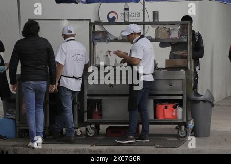 Un établissement alimentaire à l'extérieur du métro Polanco, à Mexico, pendant le feu rouge de circulation épidémiologique et l'urgence sanitaire due à COVID-19 dans la capitale. (Photo de Gerardo Vieyra/NurPhoto) Banque D'Images