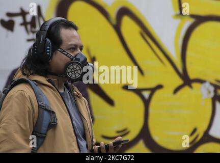 Un passant avec un masque à l'extérieur du métro Polanco, Mexico, pendant le feu rouge de circulation épidémiologique et l'urgence sanitaire due à COVID-19 dans la capitale. (Photo de Gerardo Vieyra/NurPhoto) Banque D'Images