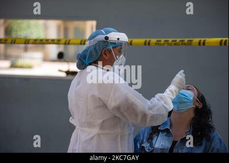 Les gens prennent un test gratuit de pcr Covid-19 organisé par le secrétaire à la Santé de Bogota pour évaluer la propagation de la nouvelle pandémie de coronavirus avant une nouvelle quarantaine de 4 jours qui commencera dans la nuit du 15th janvier, à Bogota, Colombie sur 14 janvier 2020. (Photo par Sebastian Barros/NurPhoto) Banque D'Images