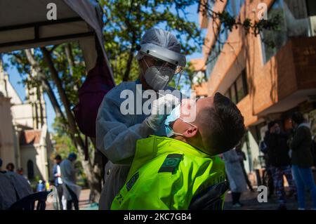 Les policiers font un test gratuit de pcr Covid-19 organisé par le secrétaire à la Santé de Bogota pour évaluer la propagation de la nouvelle pandémie de coronavirus avant une nouvelle quarantaine de 4 jours qui débutera dans la nuit du 15th janvier, à Bogota, en Colombie, sur 14 janvier 2020. (Photo par Sebastian Barros/NurPhoto) Banque D'Images