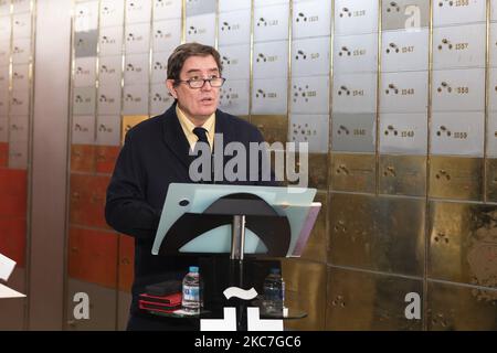 Directeur de l'Institut Cervantes Luis Garcia Montero nièce du poète Jaime Gil de Biedma, déposer l'héritage du poète dans son coffre-fort "Caja de Las Letras" à l'Institut Cervantes sur 15 janvier 2021 à Madrid, Espagne. (Photo par Oscar Gonzalez/NurPhoto) Banque D'Images