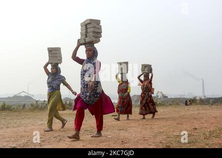 Les travailleuses de Brickfield travaillent à brickfields à Narayanganj, près de Dhaka, au Bangladesh, sur 15 janvier 2021. (Photo de Kazi Salahuddin Razu/NurPhoto) Banque D'Images