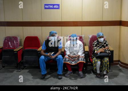 Patients en attente dans une zone d'attente à l'intérieur d'un centre de vaccination de Kolkata.COVID-19 la campagne de vaccination commence en Inde à partir du 16th janvier 2021. Dans sa première phase , le vaccin serait fourni aux travailleurs de la santé de première ligne. A ce jour, COVISHIELD et COVAXIN sont les deux seuls vaccins qui ont été approuvés par le gouvernement indien pour une utilisation d'urgence dans le pays. (Photo par Debarchan Chatterjee/NurPhoto) Banque D'Images