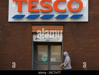 Un homme portant un masque facial marche à côté d'un magasin Tesco à Rathmines, Dublin, vu au cours du confinement de niveau 5 Covid-19. Le vendredi 15 janvier 2021, à Dublin, Irlande. (Photo par Artur Widak/NurPhoto) Banque D'Images