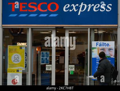 Magasin express Tesco à Dublin vu au cours du confinement de niveau 5 Covid-19. Le vendredi 15 janvier 2021, à Dublin, Irlande. (Photo par Artur Widak/NurPhoto) Banque D'Images