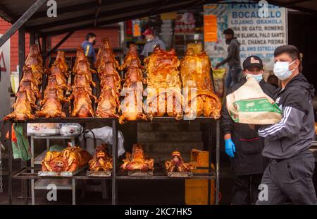 En el Mercado Mayorista de Quito varios trabajadores depachan productos a los primero compradores de la manana. Sur 15 janvier 2021 à Quito, Équateur. (Photo de Rafael Rodriguez/NurPhoto) Banque D'Images