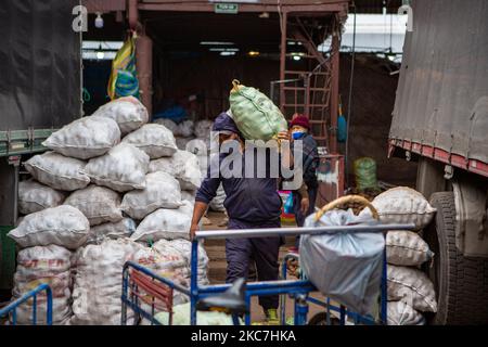 En el Mercado Mayorista de Quito varios trabajadores depachan productos a los primero compradores de la manana. Sur 15 janvier 2021 à Quito, Équateur. (Photo de Rafael Rodriguez/NurPhoto) Banque D'Images