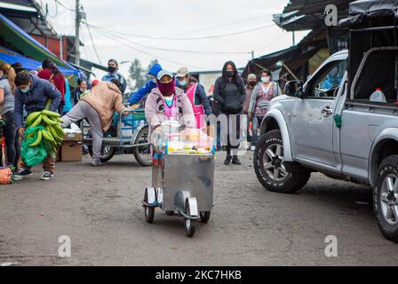 En el Mercado Mayorista de Quito varios trabajadores depachan productos a los primero compradores de la manana. Sur 15 janvier 2021 à Quito, Équateur. (Photo de Rafael Rodriguez/NurPhoto) Banque D'Images