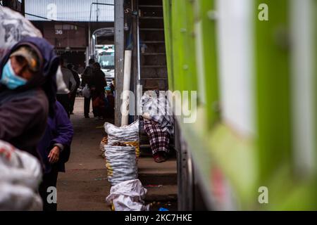 En el Mercado Mayorista de Quito varios trabajadores depachan productos a los primero compradores de la manana. Sur 15 janvier 2021 à Quito, Équateur. (Photo de Rafael Rodriguez/NurPhoto) Banque D'Images