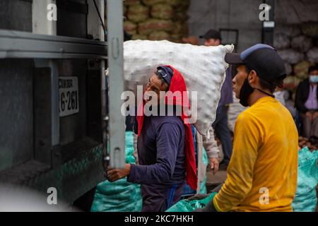 En el Mercado Mayorista de Quito varios trabajadores depachan productos a los primero compradores de la manana. Sur 15 janvier 2021 à Quito, Équateur. (Photo de Rafael Rodriguez/NurPhoto) Banque D'Images